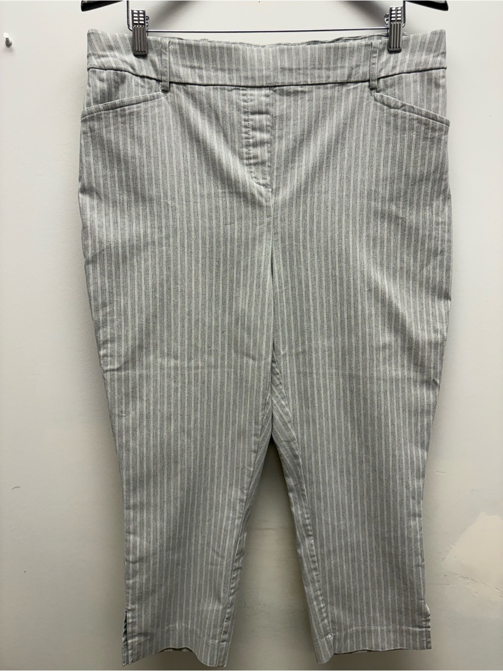 4 for $25 🩶 Penningtons Gray Pinstripe Capri Pants Size 18 🩶